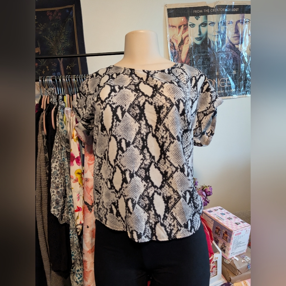 Pink rose‎ blouse size small snakeskin print with zipper on back